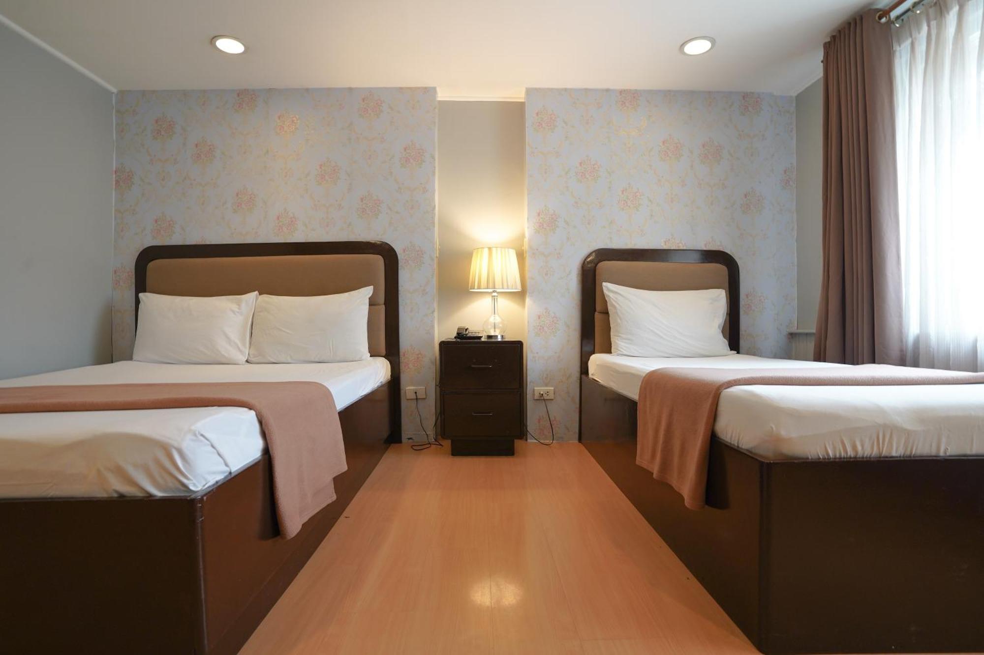 RedDoorz Premium at Arzo Hotel Manila - Vaccinated Staff Esterno foto