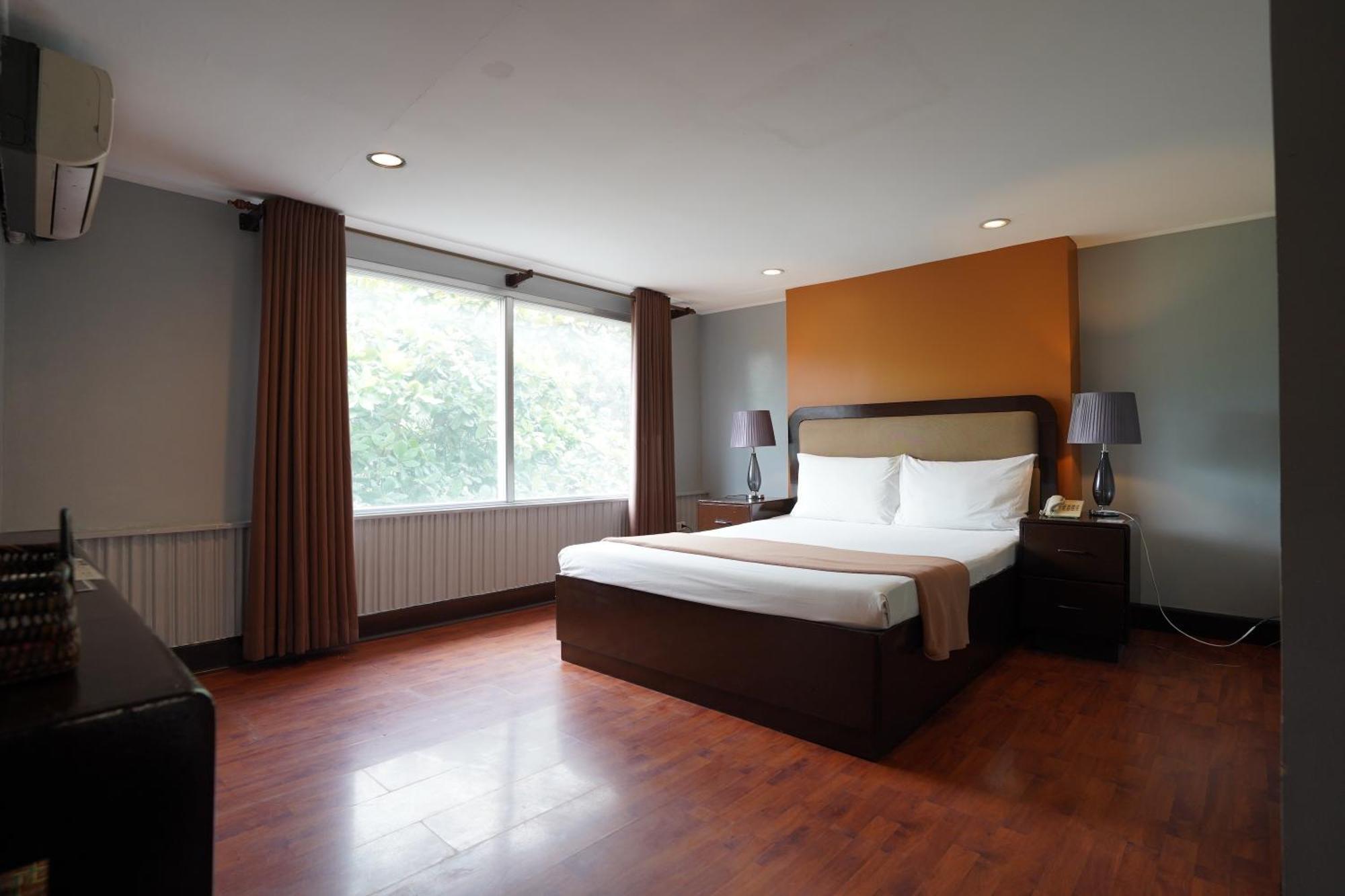 RedDoorz Premium at Arzo Hotel Manila - Vaccinated Staff Esterno foto
