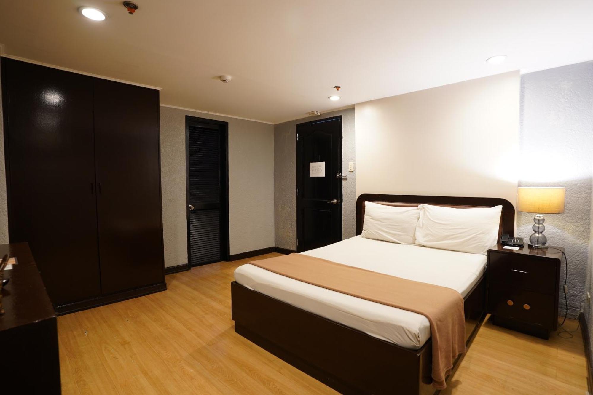 RedDoorz Premium at Arzo Hotel Manila - Vaccinated Staff Esterno foto