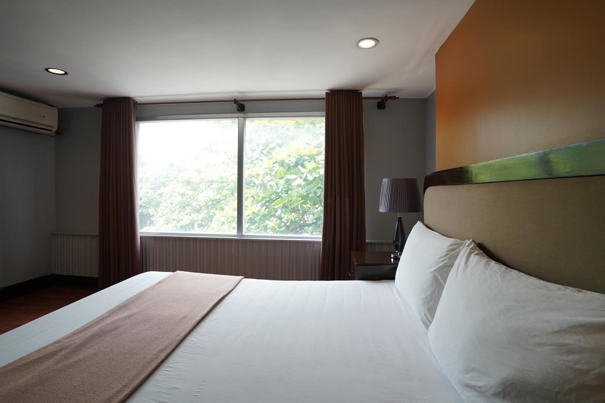 RedDoorz Premium at Arzo Hotel Manila - Vaccinated Staff Esterno foto