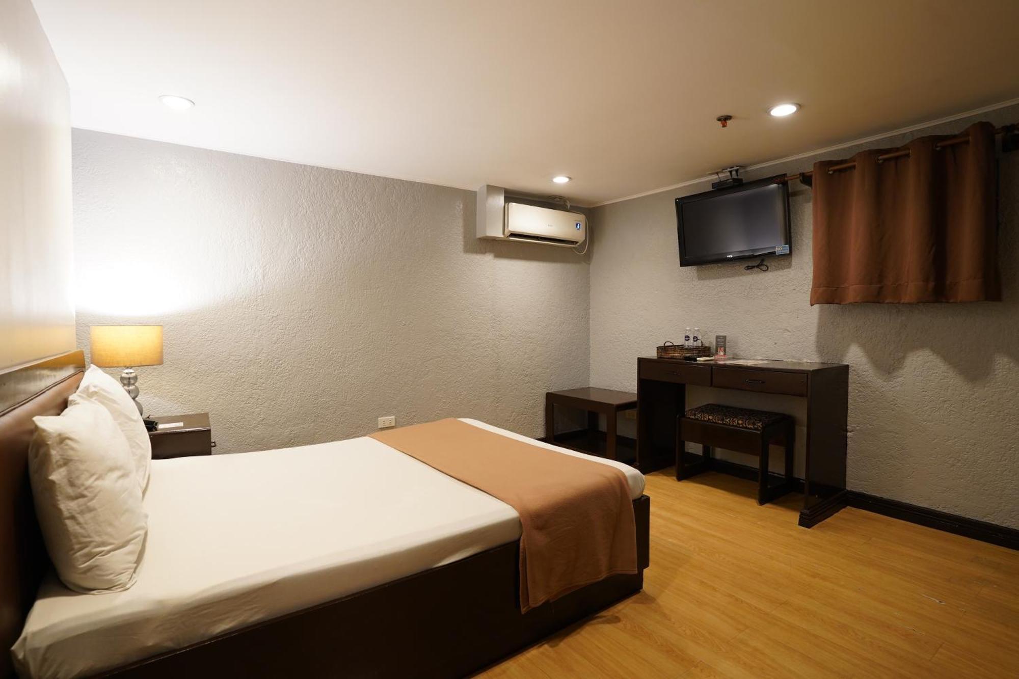 RedDoorz Premium at Arzo Hotel Manila - Vaccinated Staff Esterno foto