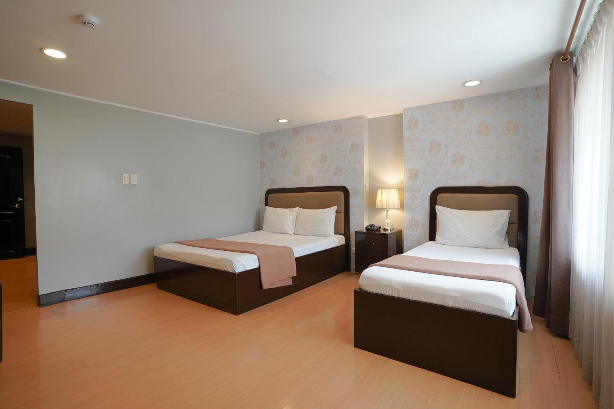 RedDoorz Premium at Arzo Hotel Manila - Vaccinated Staff Esterno foto