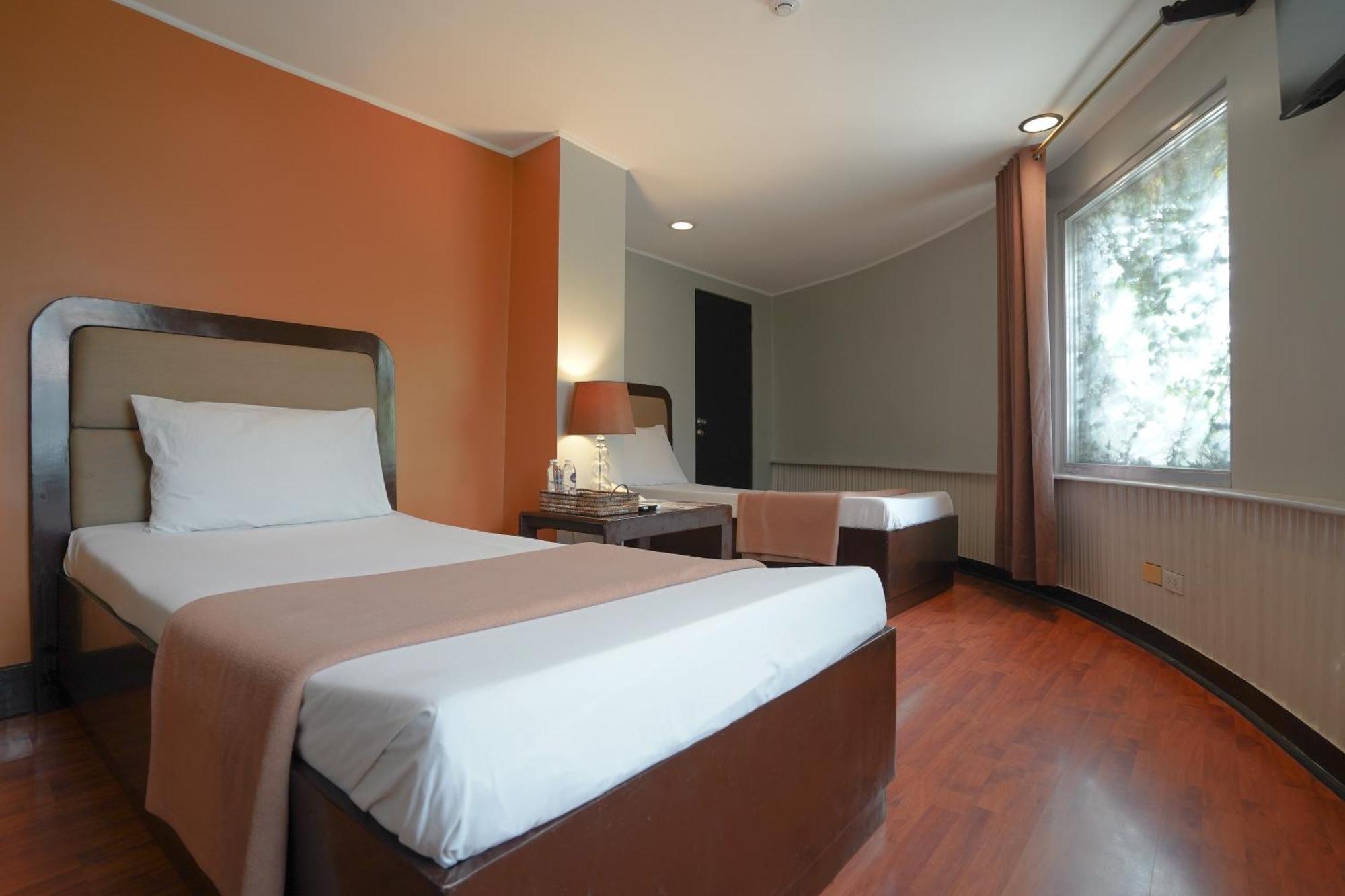 RedDoorz Premium at Arzo Hotel Manila - Vaccinated Staff Esterno foto